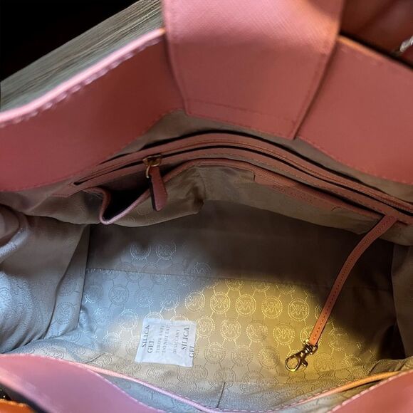 NWOT AUTHENTICATED Michael Kors Large Travel Bag - Picture 4 of 5